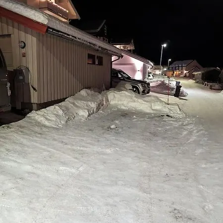 Koselig Naer Bussholdeplass Og Natur. * Tromso