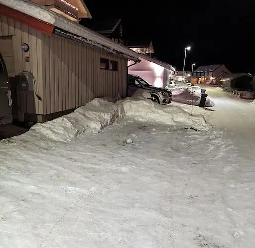 Koselig Naer Bussholdeplass Og Natur. * Tromsø