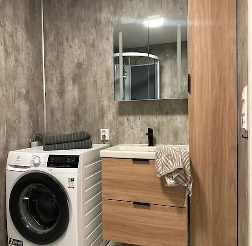 Koselig Naer Bussholdeplass Og Natur. *