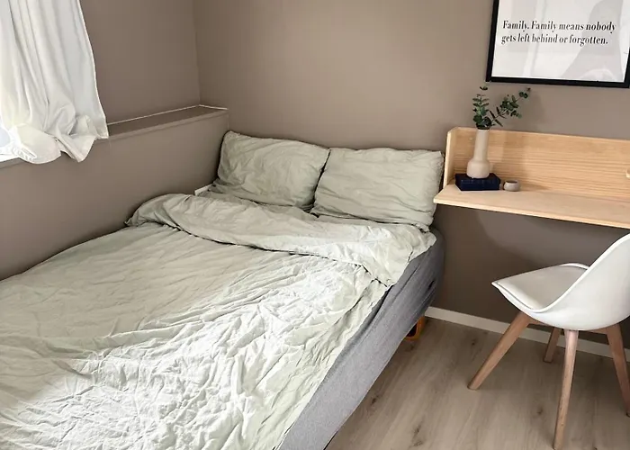 Koselig Naer Bussholdeplass Og Natur. Tromsø