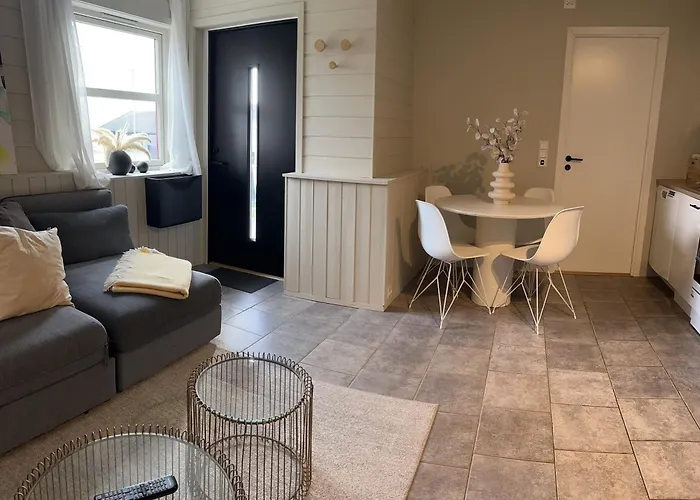 Koselig Naer Bussholdeplass Og Natur. *