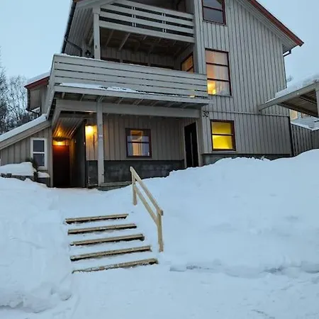 Koselig Naer Bussholdeplass Og Natur.