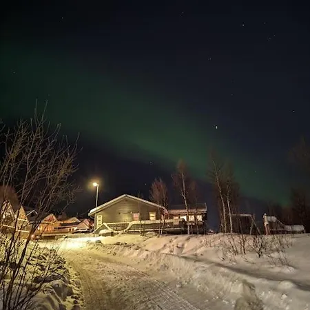Koselig Naer Bussholdeplass Og Natur. トロムソ