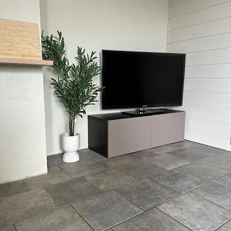 Koselig Naer Bussholdeplass Og Natur. アパート