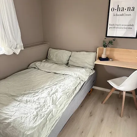 Koselig Naer Bussholdeplass Og Natur. トロムソ