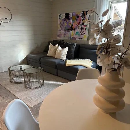 Koselig Naer Bussholdeplass Og Natur. トロムソ