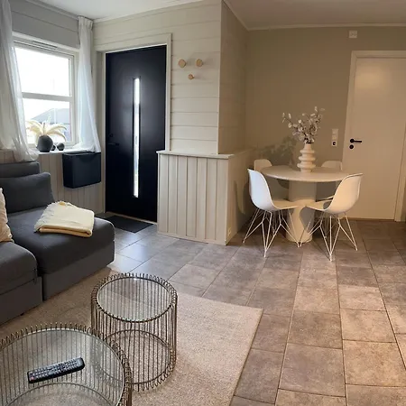 Koselig Naer Bussholdeplass Og Natur. *